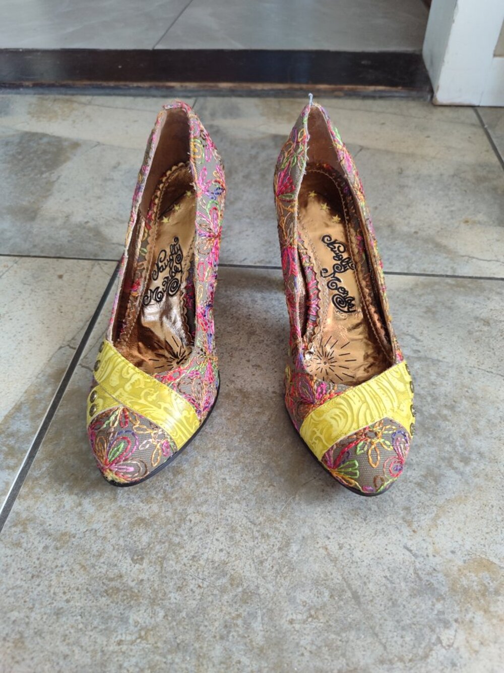RARE Collectible Naughty Monkey Vintage Y2K Tapestry Pumps Size 8.5 - Picture 4 of 12